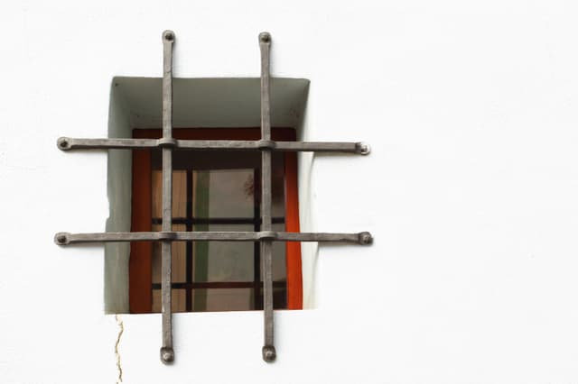 Fensterschutz sollte nicht vernachlässigt werden Fenster mit Stahlgitter