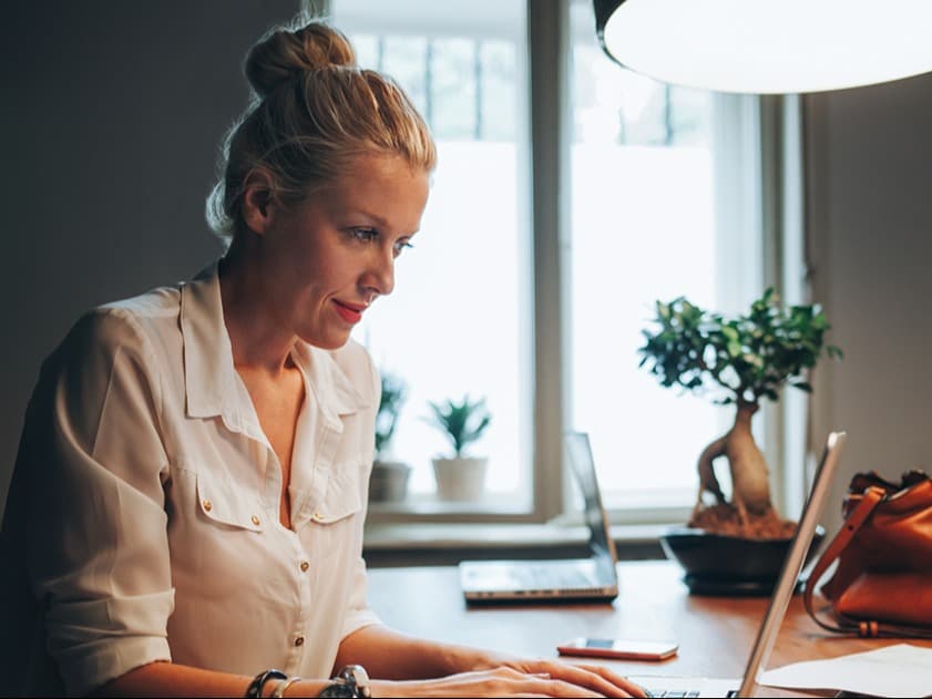 Frau füllt Immobilienbewertung aus